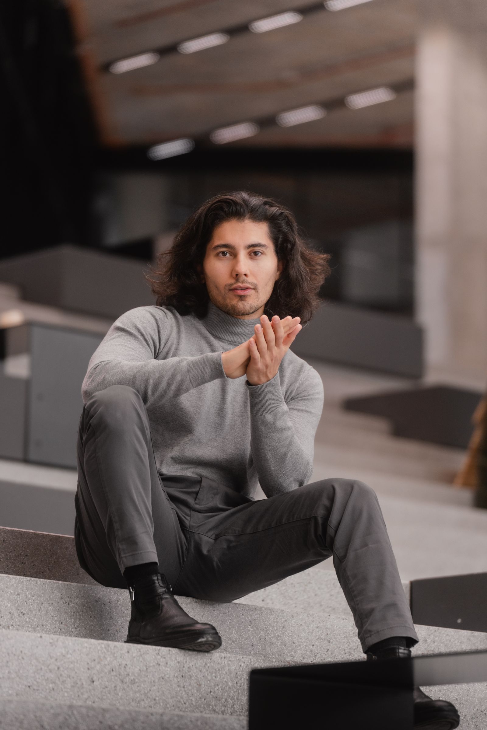 Smart casual gray urban men's outfit — date-night formula
