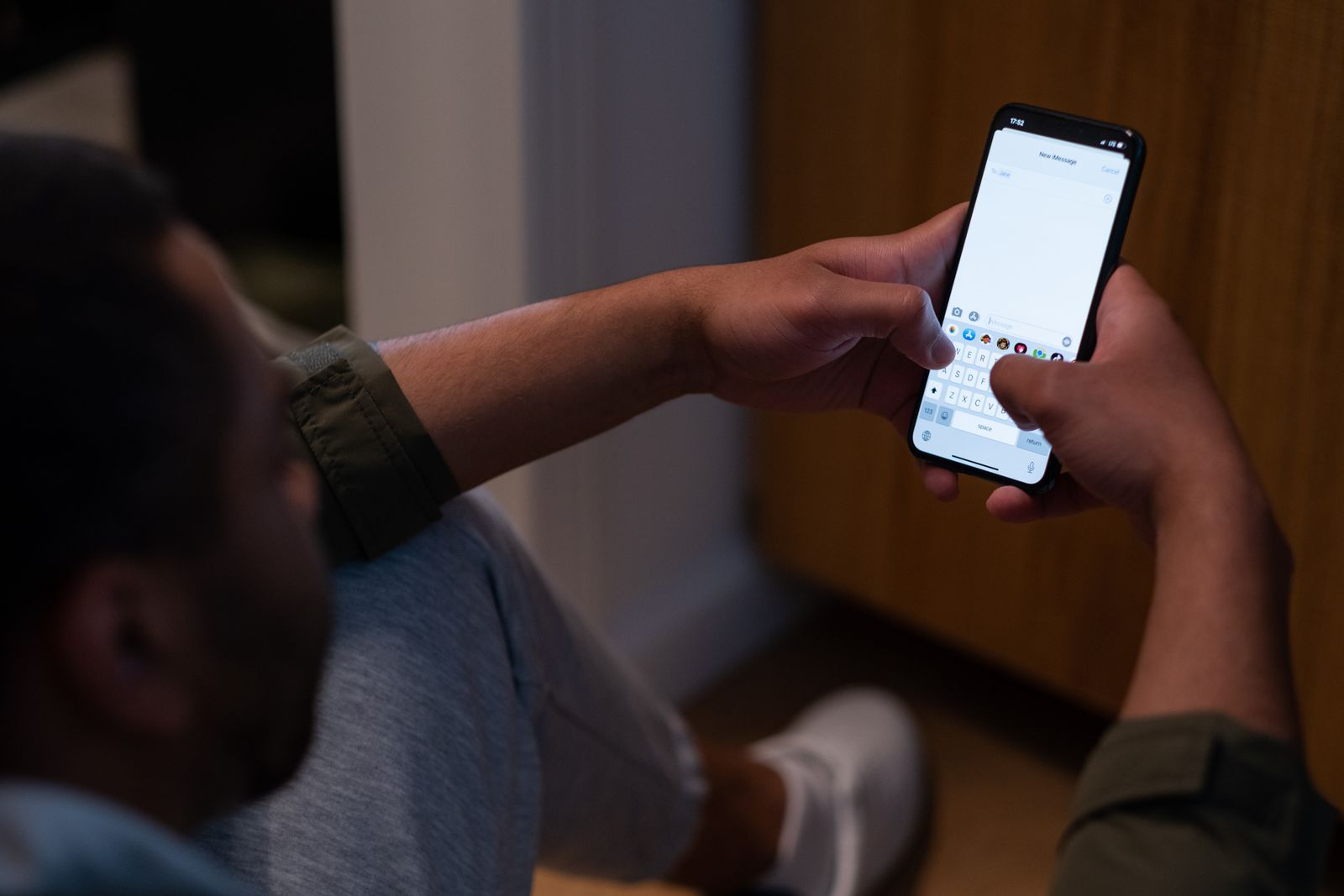 Man texting smartphone conversation — CMB slow-game playbook