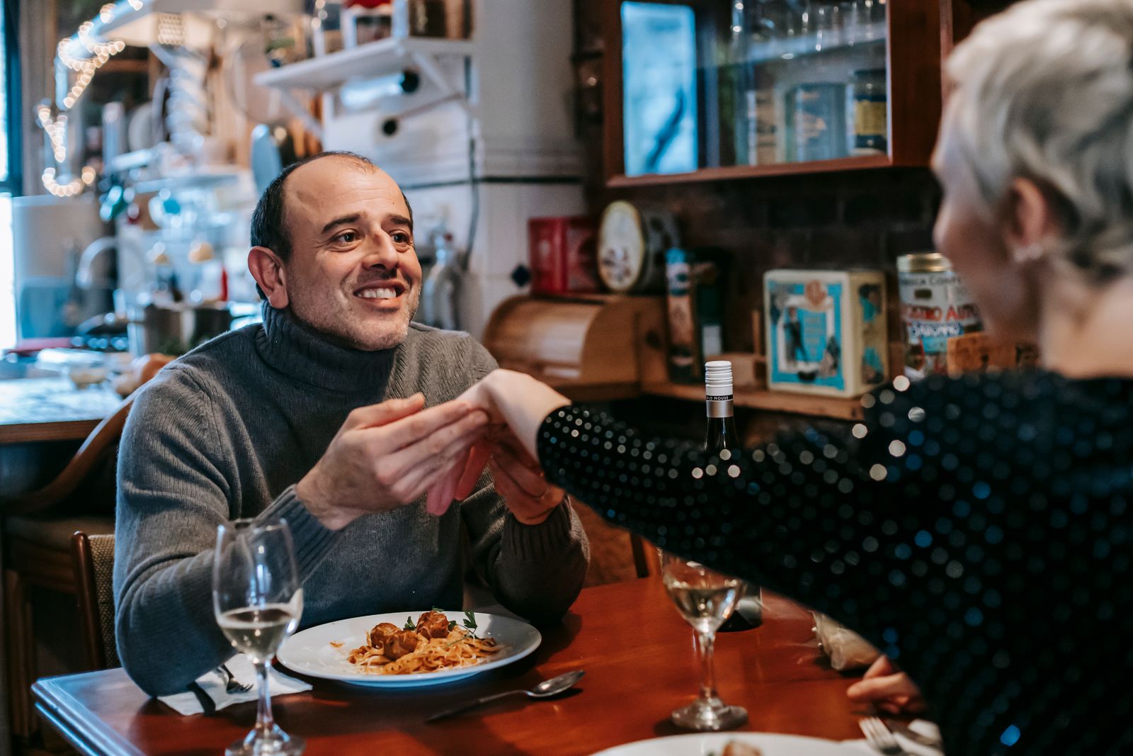 Couple first date restaurant conversation — 4-hour golden window post-date text